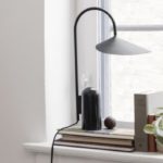 applique-murale-noir-minimaliste-fermliving-arum-wall-lamp-black