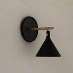 applique-murale-noir-minimaliste-menu-cast-sconce-wall-lamp